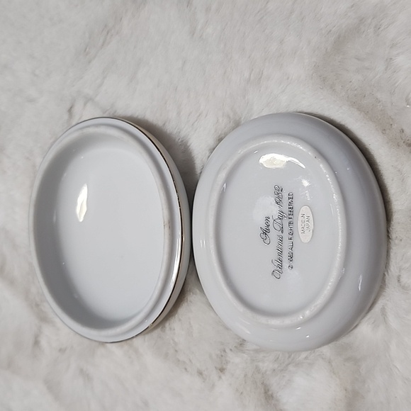 AVON VALENTINES DAY  1982 A SWEET  REMEMBERENCE  TRINKET BOX. - Picture 3 of 5